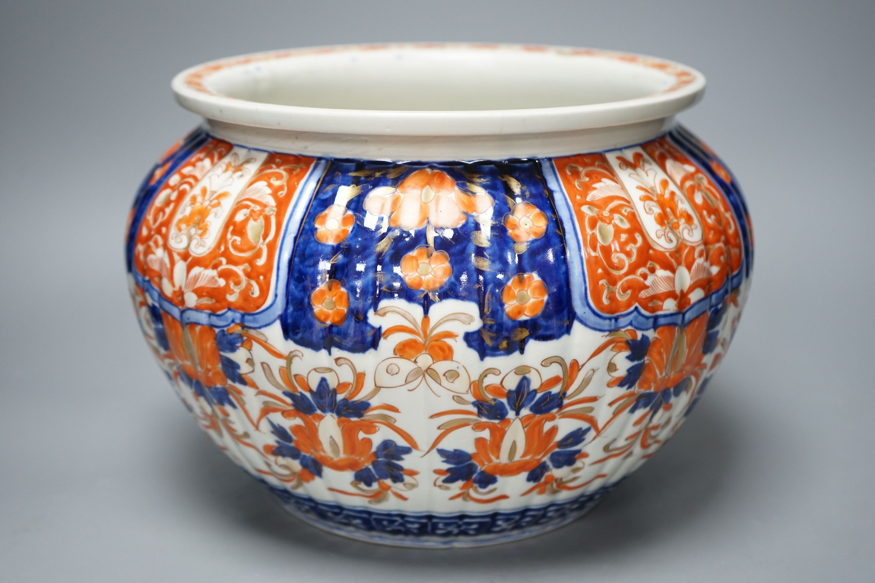 An Imari pattern jardiniere, 26cms diameter